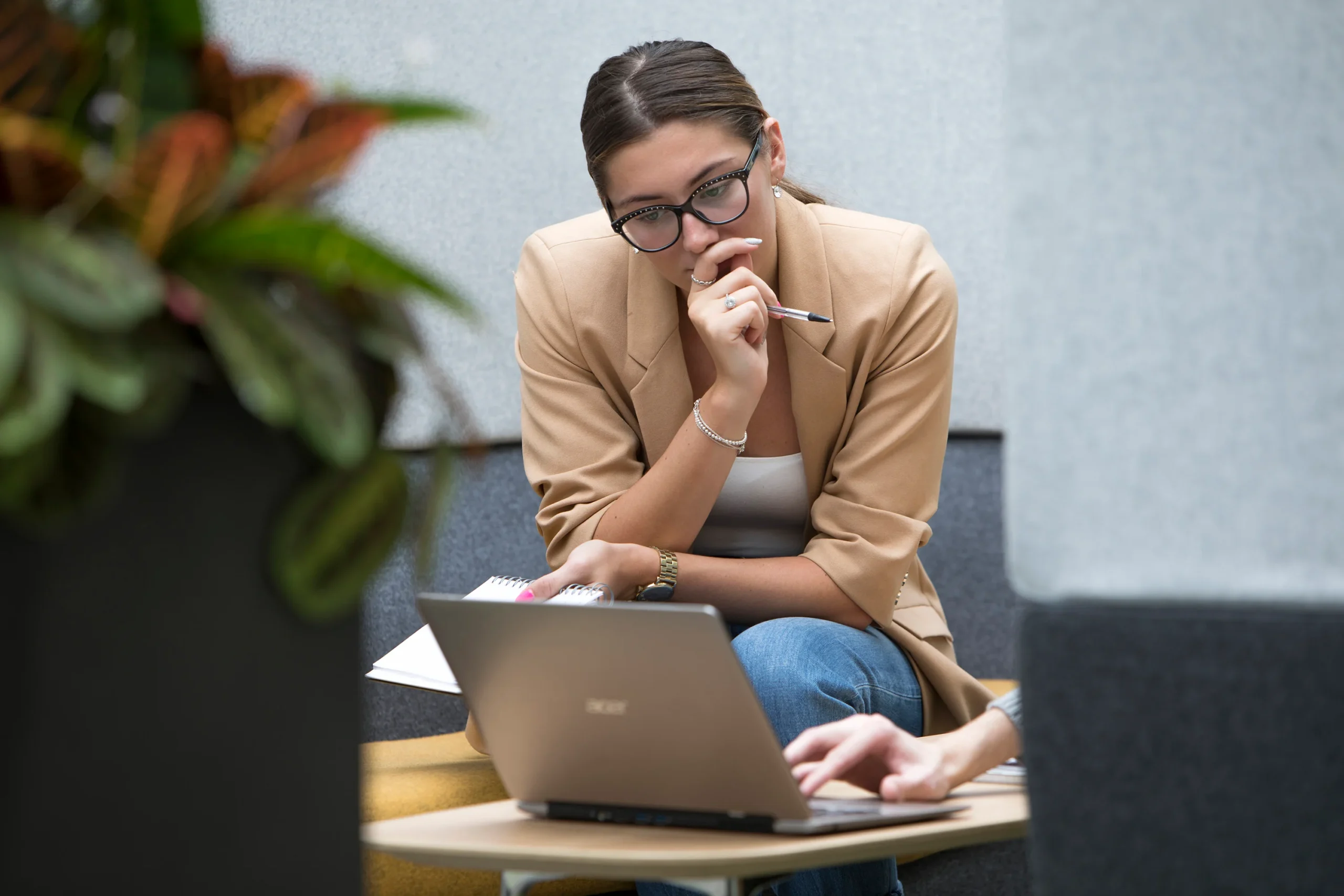Q3A6633 Studying employee